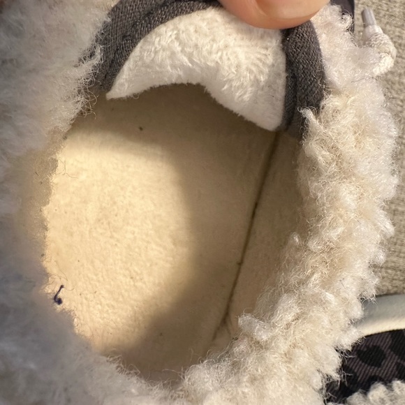 3/$30 95% new winter fleece leopard print baby sneakers/shoes - Picture 3 of 5